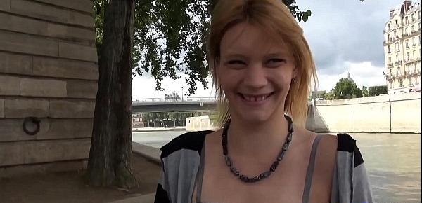  Anna, grosse salope, baise dans les rues de Paris